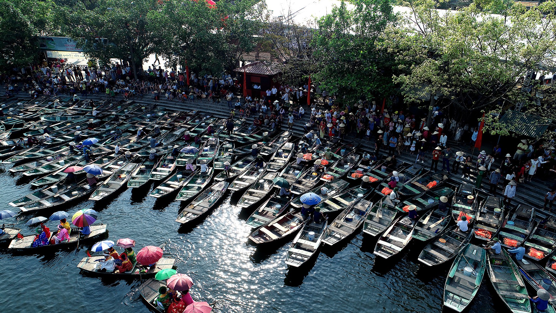 Hundreds of boats waited at the Van Lam dock